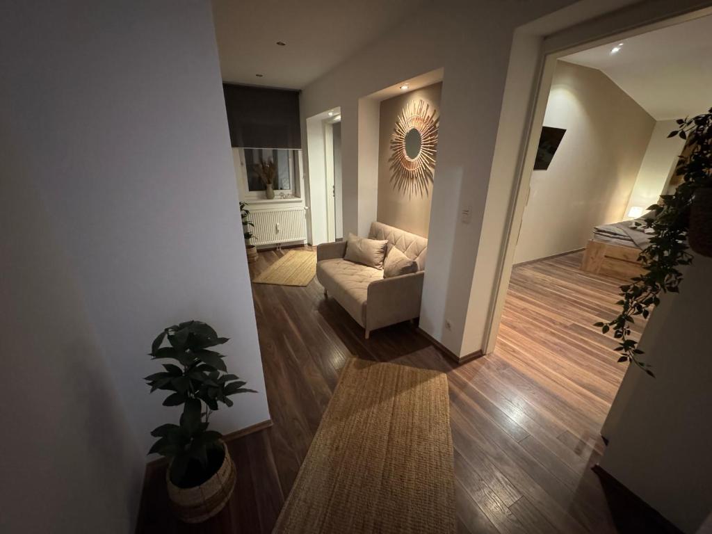 een woonkamer met een bank bij BOHO Apartment Soleil in Freilassing