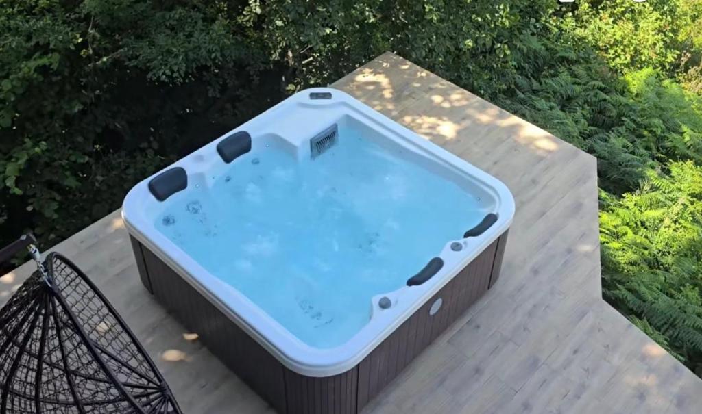 un bain à remous posé sur une table dans l'établissement Koliba Relax Point, à Potoci