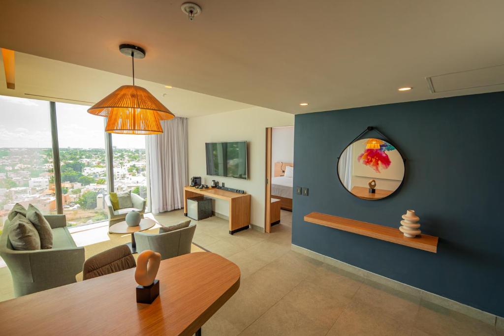 Crowne Plaza Merida by IHG - Premium King Room With City View - Pet Friendly