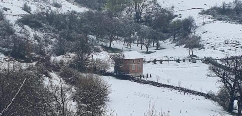 een klein huis in een veld met sneeuw erop bij Katun in Kosovska Mitrovica