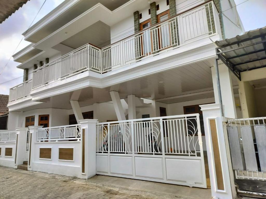 En balkon eller terrasse på Yogya Wilujeng Guest House