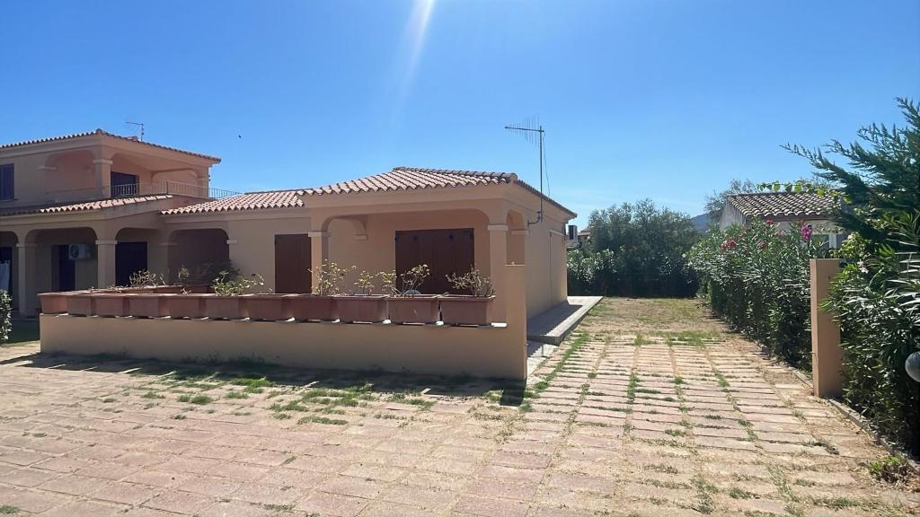 ein kleines Haus an einer Ziegelstraße davor in der Unterkunft Casa vacanza San Teodoro in San Teodoro