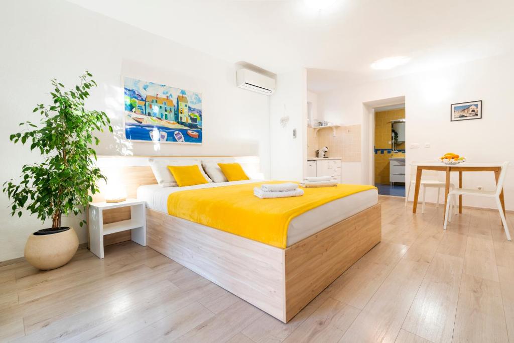 una camera da letto con un letto grande e un tavolo di Guest House Kovacevic a Hvar