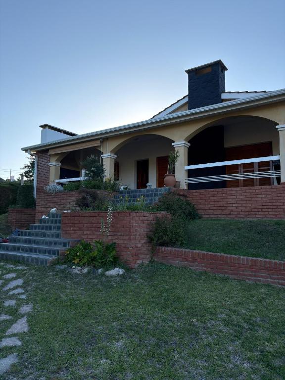 ein Backsteinhaus mit einer Backsteintreppe davor in der Unterkunft Casa de campo Marines in San Antonio de Arredondo