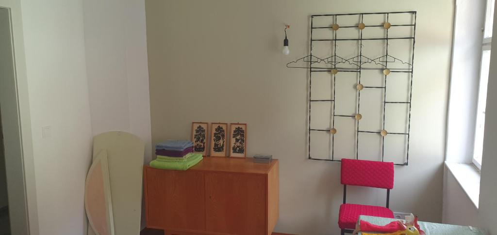 una stanza con due sedie rosa e uno specchio di Untern Schloss 59 a Bautzen