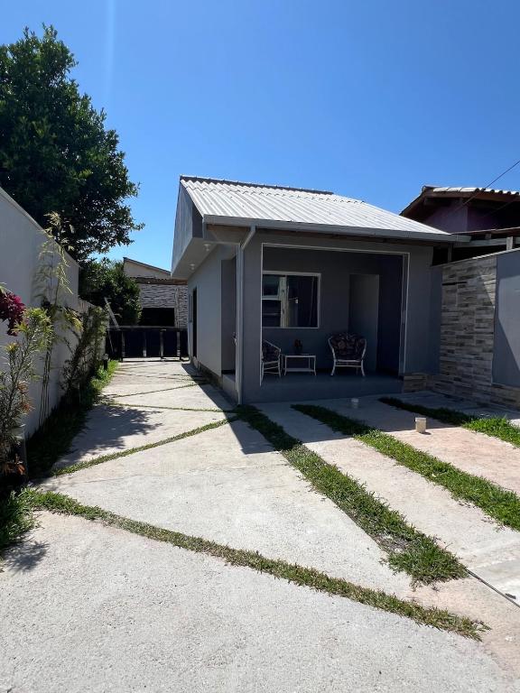 a small white house with a patio at Casinha com área externa in Florianópolis