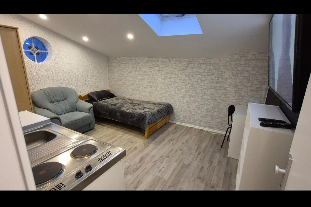 a small room with a bed and a couch at Finkenwerder Ferienwohnung Larisa's Nr 23 in Hamburg