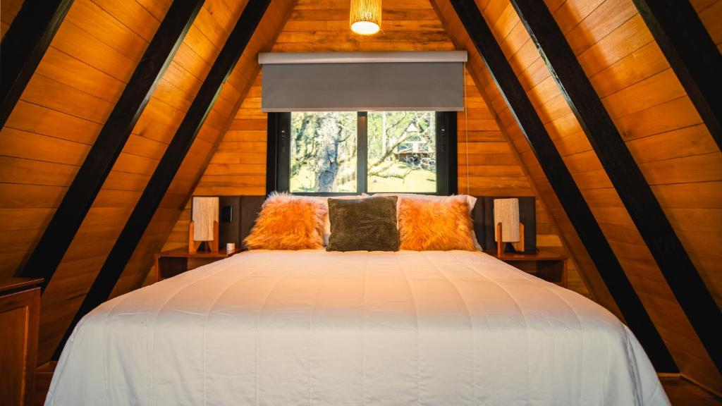 En eller flere senge i et værelse på Refugio Cascata das Hortensias