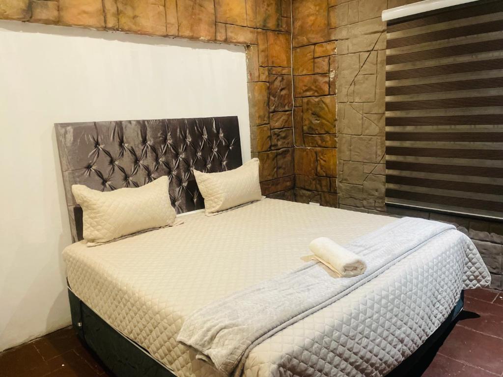 En eller flere senge i et værelse på Mboma Lodge