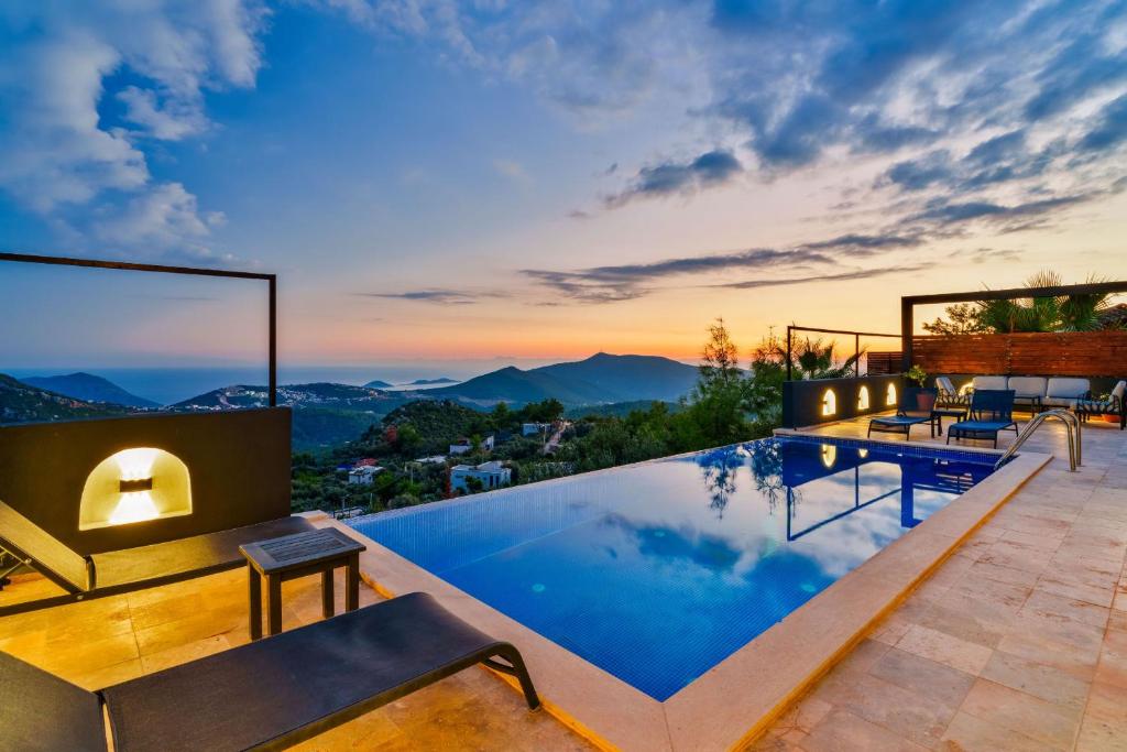 a pool on the roof of a house with a view at Villa Safi in İslâmlar
