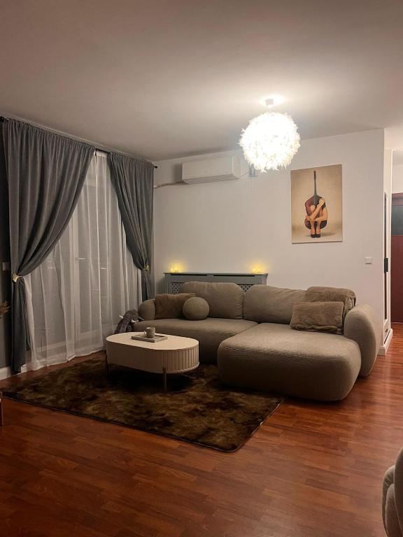 ein Wohnzimmer mit Sofa und Couchtisch in der Unterkunft Arena Royal Suite in Bacău