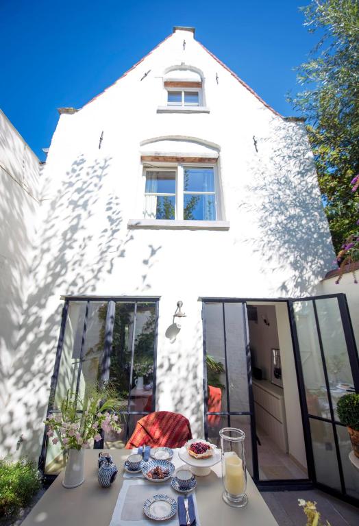Nápoje v ubytování The Herring's Residence - Stylish Private Cottage with Breakfast in Historic Center - Adults-Only