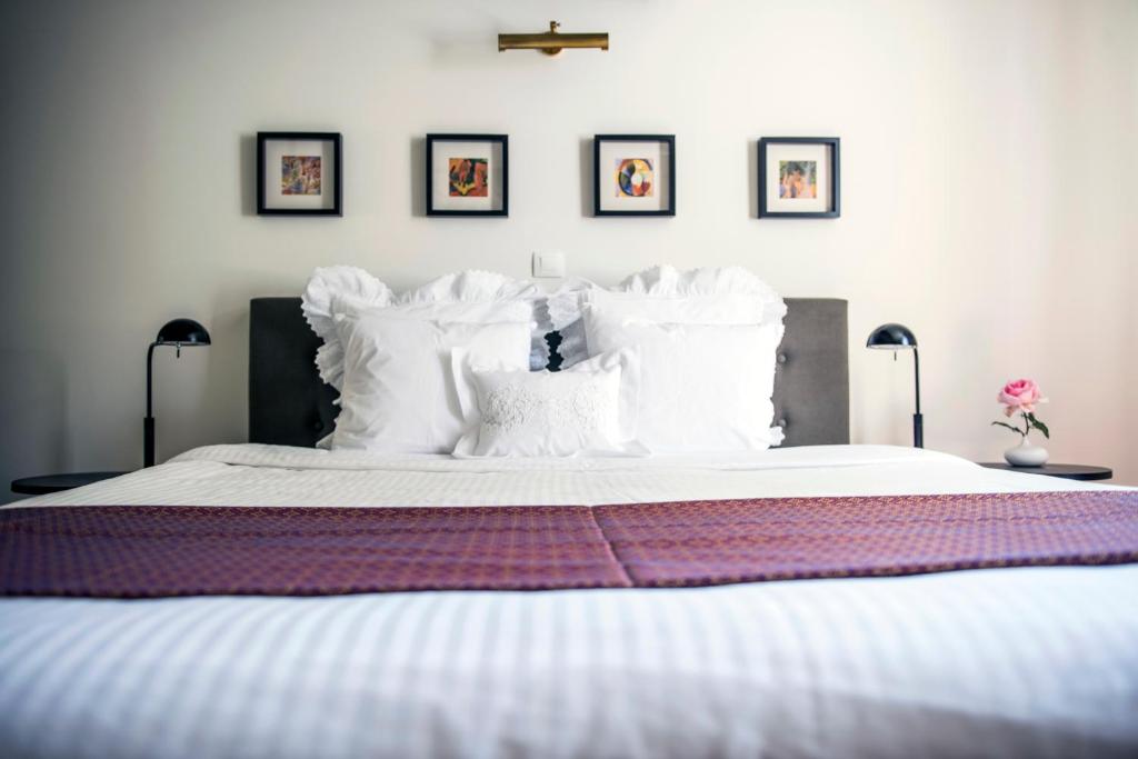 Postel nebo postele na pokoji v ubytování The Herring's Residence - Stylish Private Cottage with Breakfast in Historic Center - Adults-Only