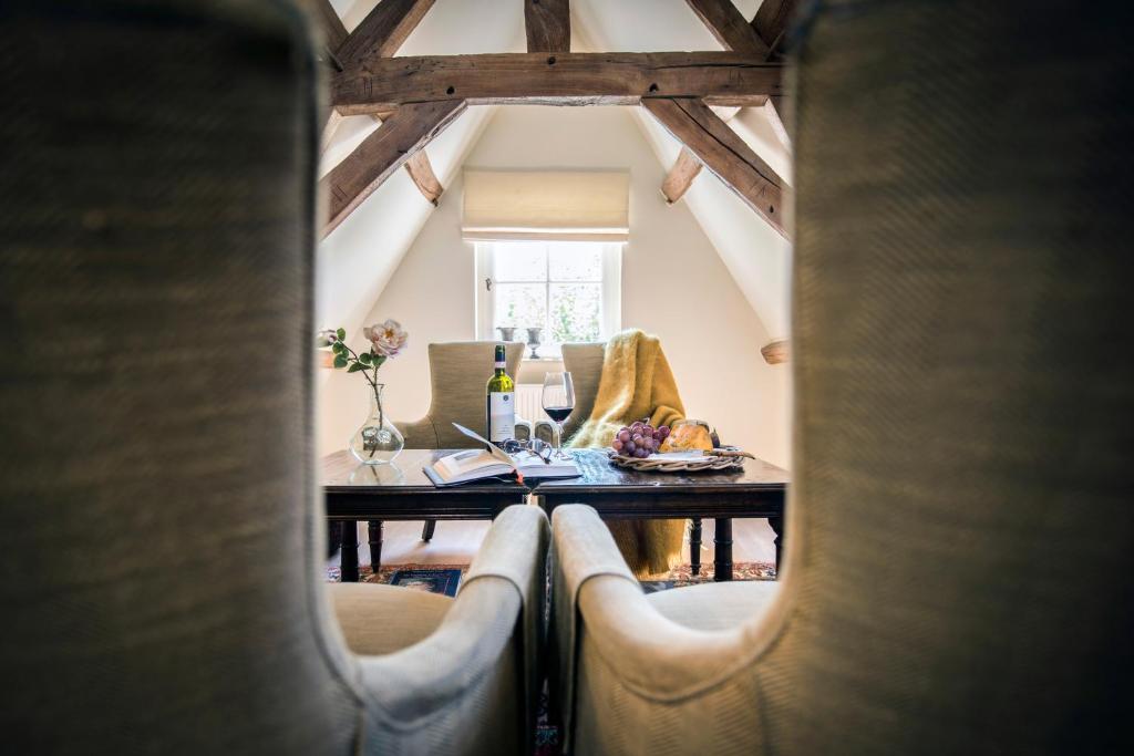 Posezení v ubytování The Herring's Residence - Stylish Private Cottage with Breakfast in Historic Center - Adults-Only