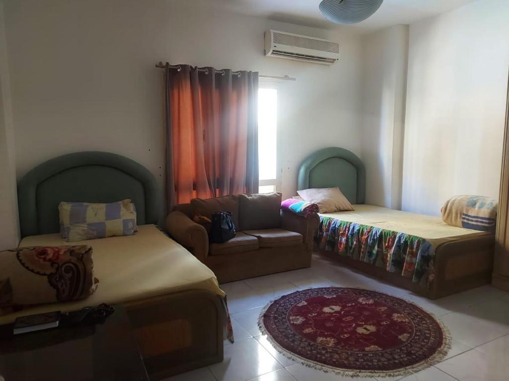 een woonkamer met twee bedden en een bank bij Luxury Studio in Hurghada