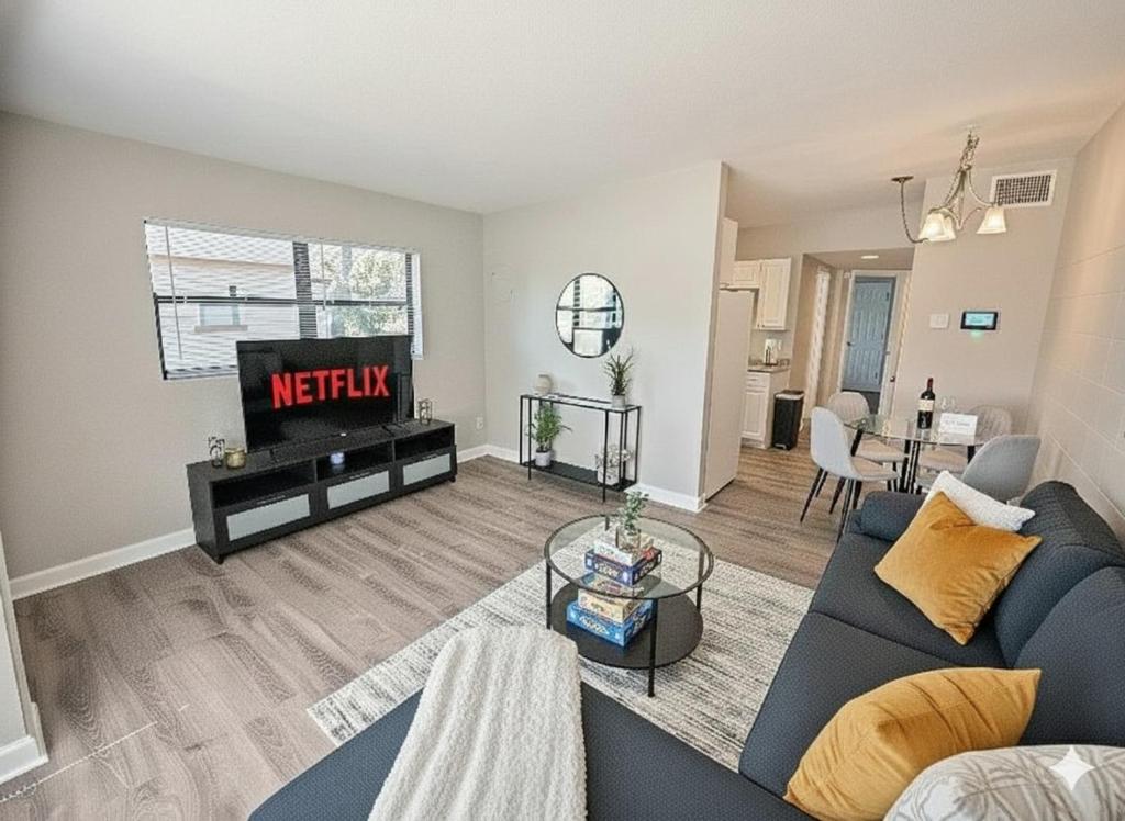 Et opholdsområde på Amazing 2BR Easy Access to Disney, Universal Stu, SODO & ORMC