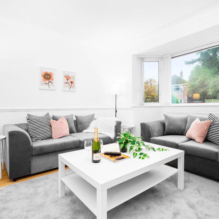 Et opholdsområde på Four Bed House - Garden - Parking - Speed Wi-Fi 75CMR