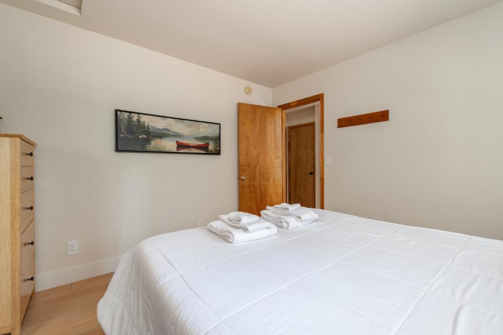 a bedroom with a white bed with towels on it at Sierra Sanctuary in Dorrington