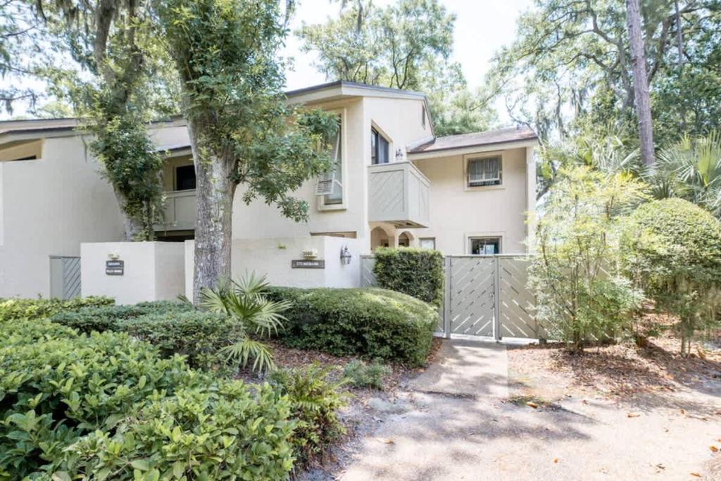 een wit huis met een hek en bomen bij Club Villa #3060 in Franklintown