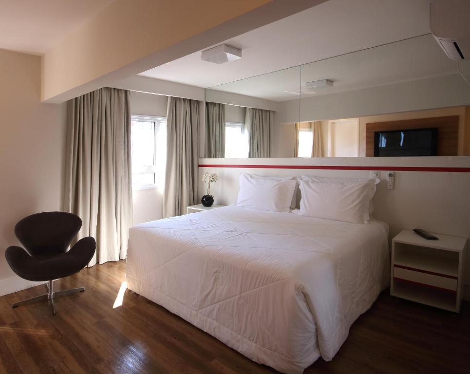Cama ou camas em um quarto em Ez Aclimação Hotel