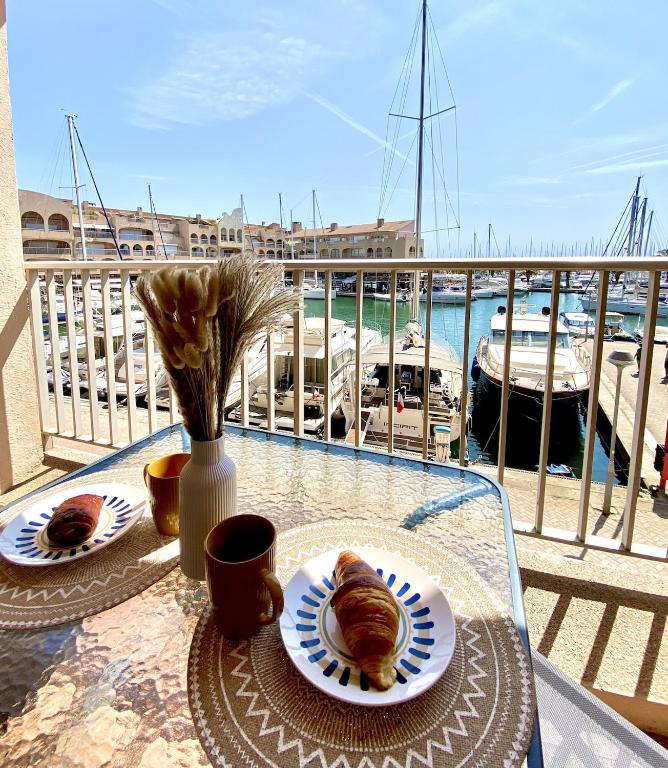 AZUR Réveillez-vous face aux bateaux du port