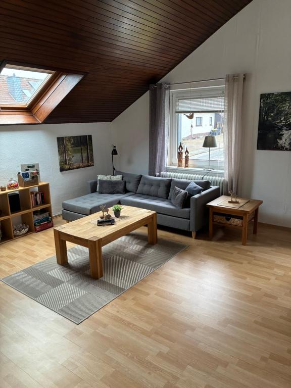 ein Wohnzimmer mit Sofa und Tisch in der Unterkunft Harz-Urlaub-Altenau - Hunde willkommen in Altenau