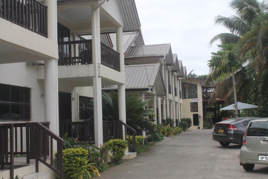 szereg domów z samochodami zaparkowanymi na ulicy w obiekcie Shalini Garden Hotel & Apartments w mieście Sigatoka
