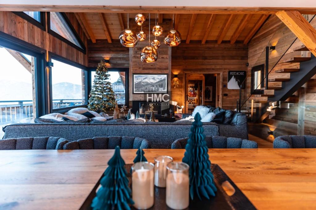 een woonkamer met een bank en een tafel bij Chalet « Le 1712 » direct pistes in Les Angles