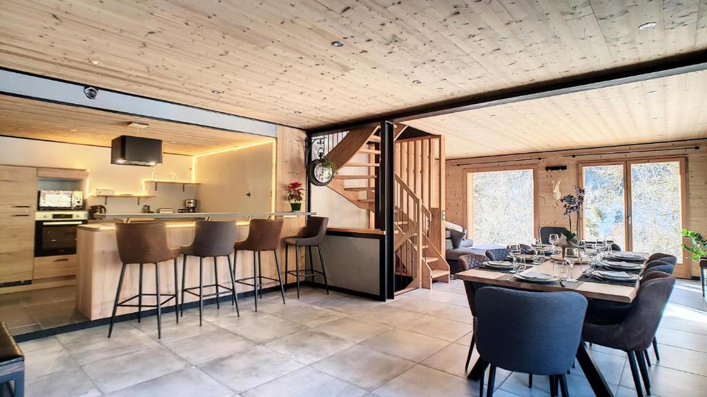 een eetkamer en keuken met een tafel en stoelen bij Chalets à Saint Jean d'Aulps - BAS THEX MAE-3891 in Seytroux