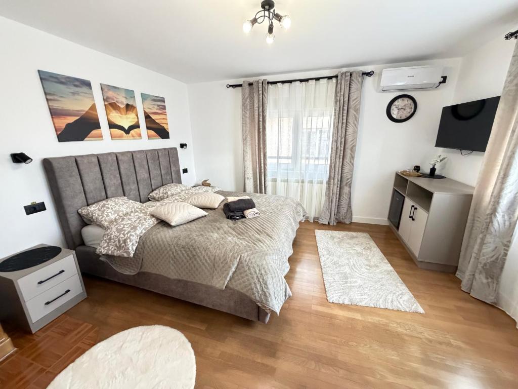 En eller flere senge i et værelse på Cameră dublă cu baie privată externă