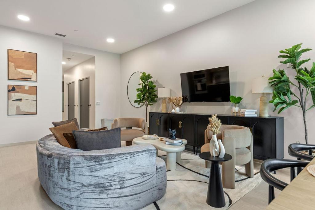 Et tv og/eller underholdning på Resort Style Property 2B 2B walk to Everything!