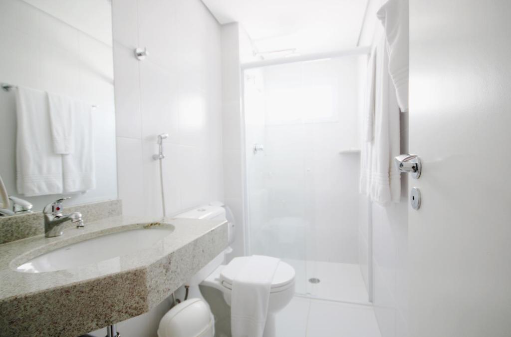 Um banheiro em Ez Aclimação Hotel