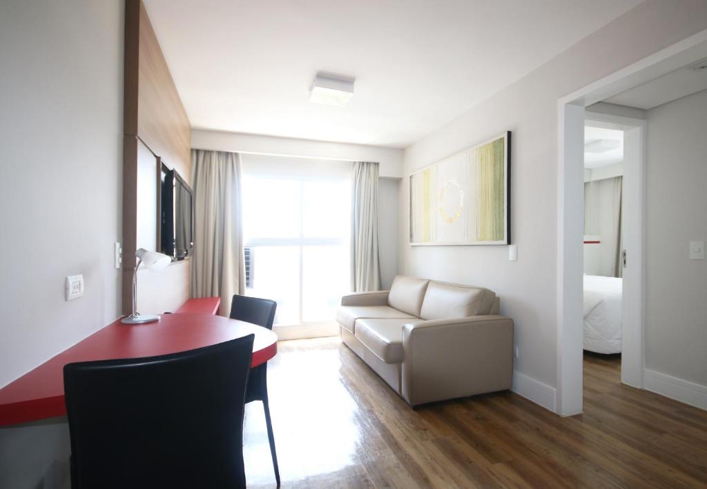 Uma TV ou centro de entretenimento em Ez Aclimação Hotel