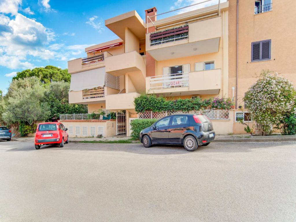 zwei Autos vor einem Gebäude geparkt in der Unterkunft Apartment in Sardegna near beach in Arzachena