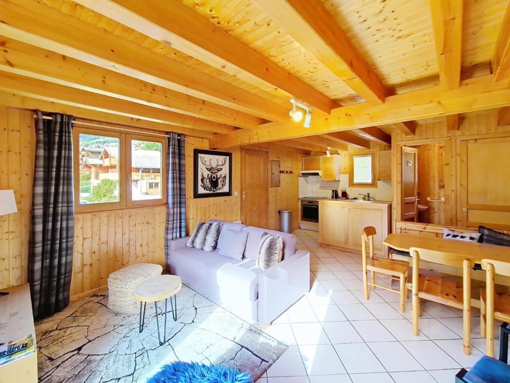een woonkamer met een witte bank en een tafel bij Chalets à Châtel - Chalet Ecureuil ECR CHARMING & NATURE 5 Pers. MAE-3403 in Châtel