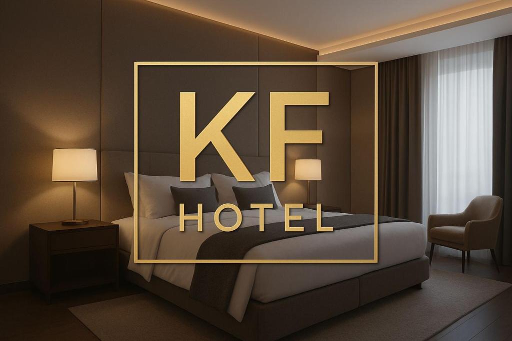 a hotel room with a bed with the word k hotel at HOTEL e POUSADA KF in Irapuá