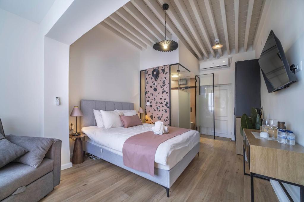 a bedroom with a large bed and a couch at Soor in ‘Akko