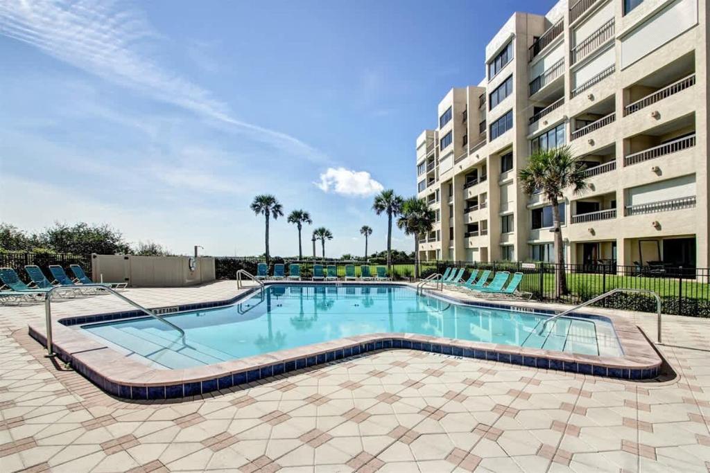 een zwembad voor een appartementencomplex bij Surf & Racquet Club B160 -Pool in Amelia Island