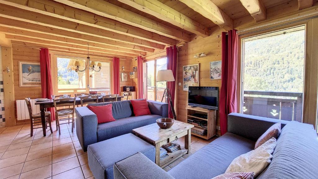 een woonkamer met blauwe banken en een tafel bij Chalets à Le Biot - Chalet Mon Frère MAE-4071 in Le Biot