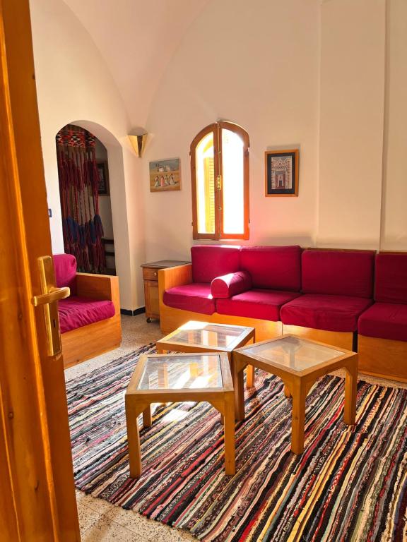 Χώρος καθιστικού στο Shamandy house same same but different