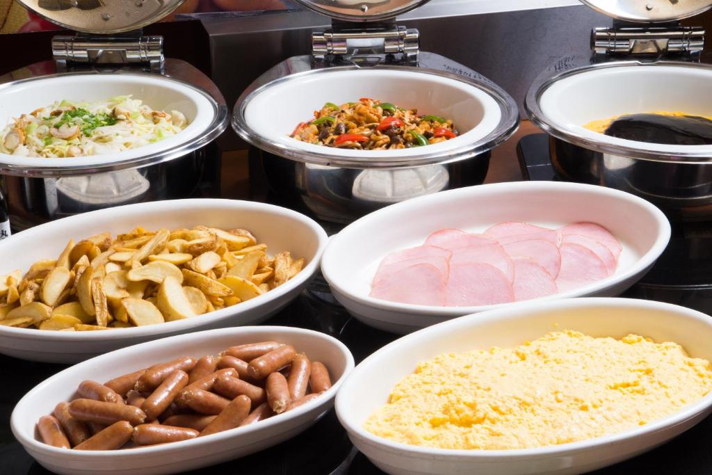 Makanan di atau di tempat lain dekat hotel
