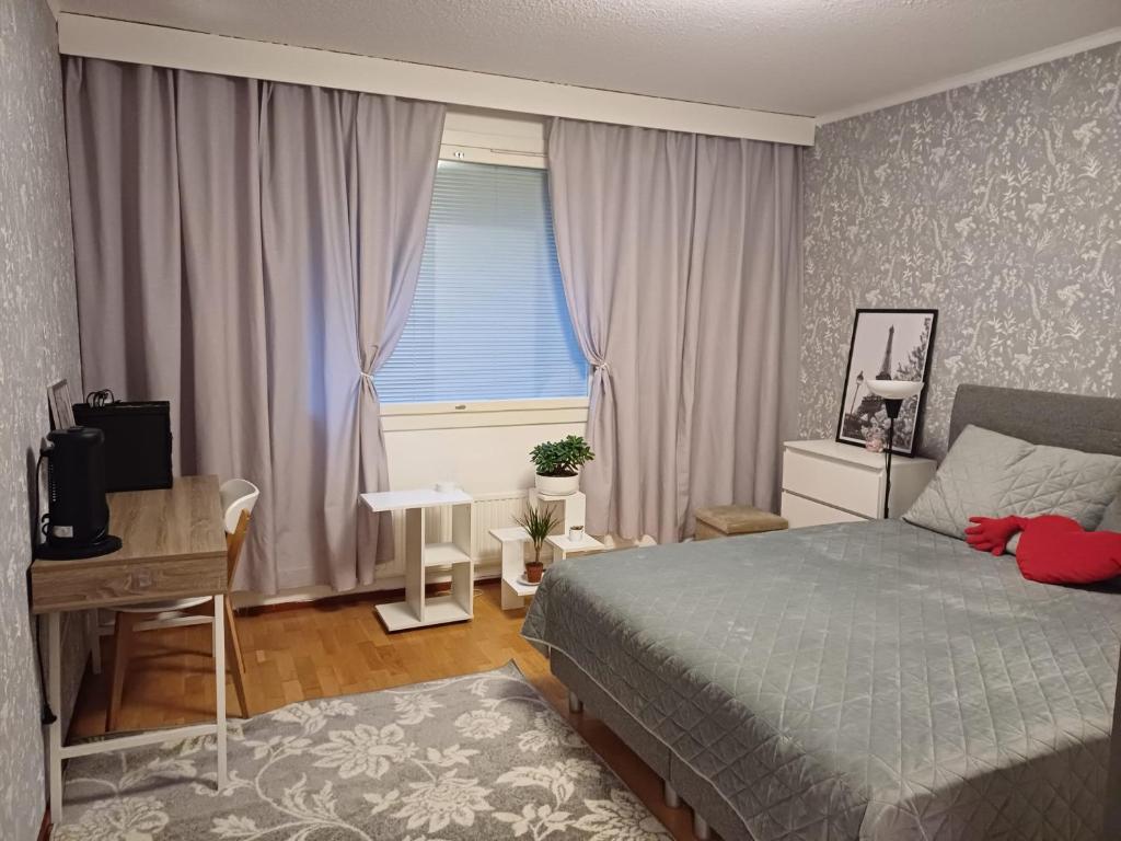 En eller flere senge i et værelse på Tilava kaksio Jussilankadulla