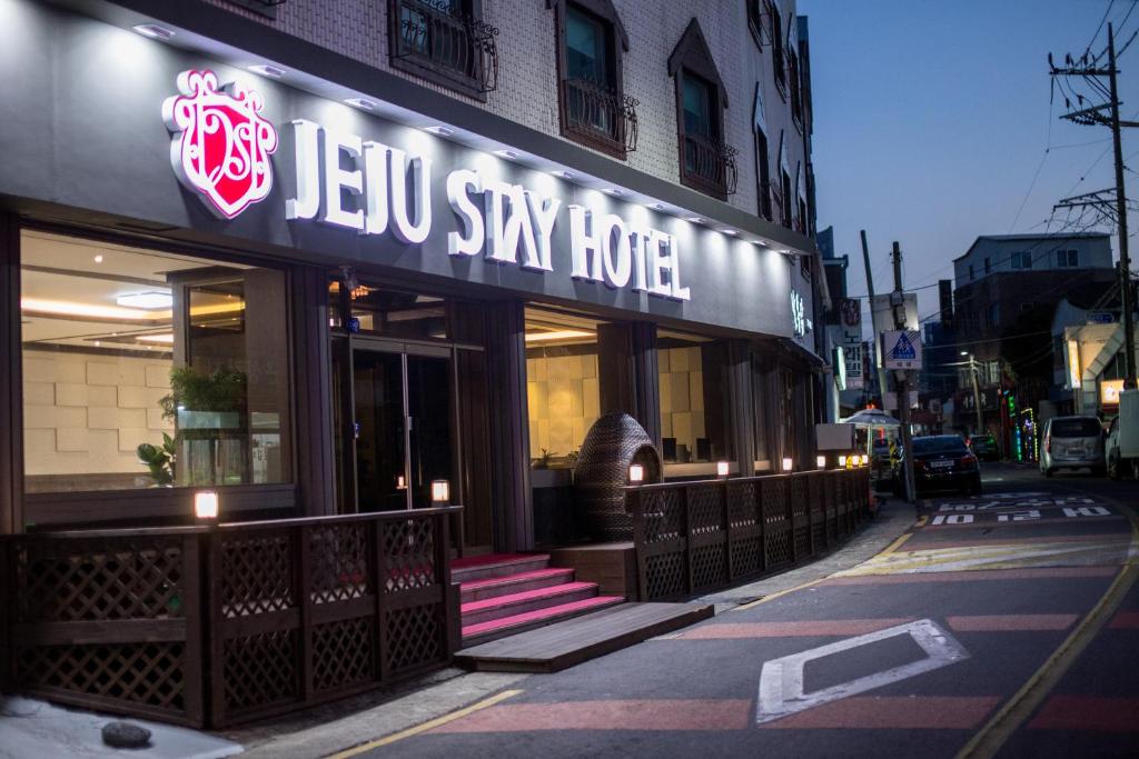 Budynek z napisem "Hotel Leela Singh" w obiekcie Jeju Stay Hotel w mieście Czedżu