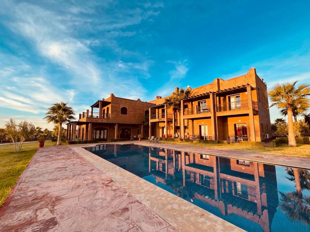 Πισίνα στο ή κοντά στο La Hacienda Private Villa with Pool & Palm Garden