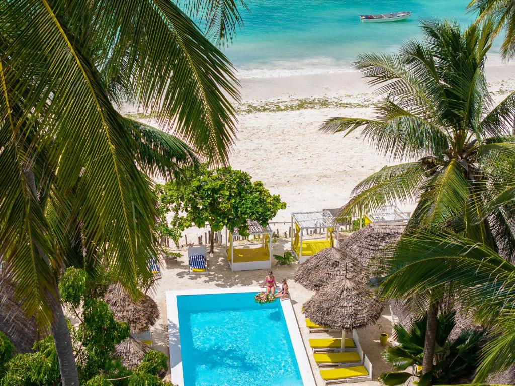 een luchtzicht op een strand met een zwembad bij ZAN Uhuru Beach in Jambiani