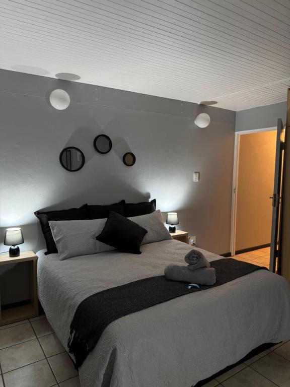 En eller flere senge i et værelse på Worcester Cozy Stay Apartments