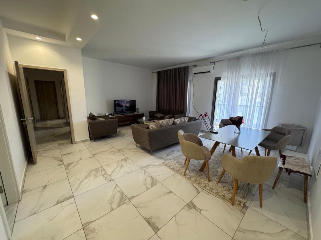 een woonkamer met een tafel en stoelen bij Grands appartement 3 chambres à résidence Valmascort, Annaba in Annaba