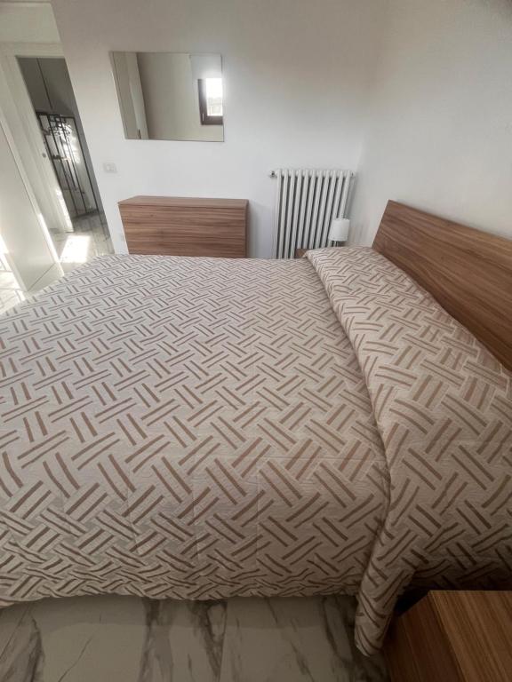 een slaapkamer met een groot bed met een bruin dekbed bij Terrazza Appia 112 in Potenza