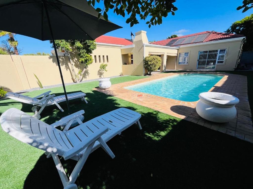 Hồ bơi trong/gần 4 Bedroom Bliss