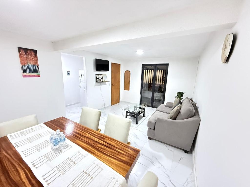a living room with a table and a couch at Depto planta baja Cuautitlán izcalli in Cuautitlán Izcalli